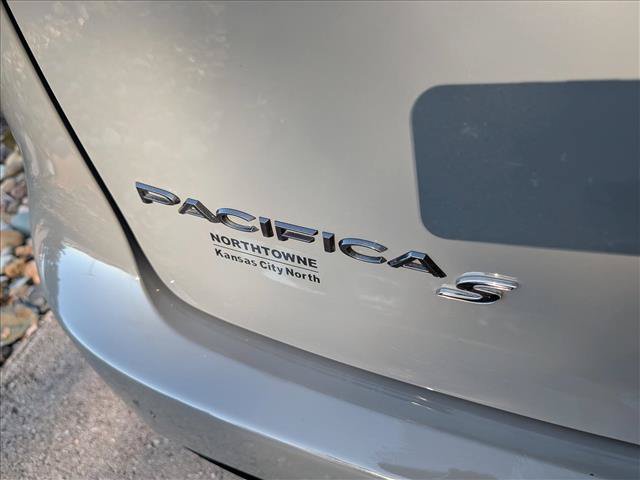 Used 2020 Chrysler Pacifica Touring w/ S Appearance Package FWD image 21