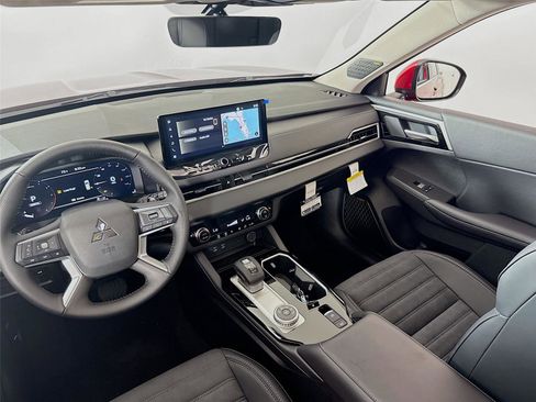 New 2025 Mitsubishi Outlander SE image 25