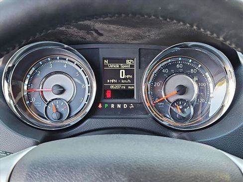 Used 2016 Chrysler Town & Country Touring-L FWD image 11