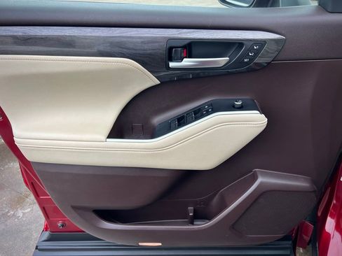 Used 2020 Toyota Highlander Limited image 32