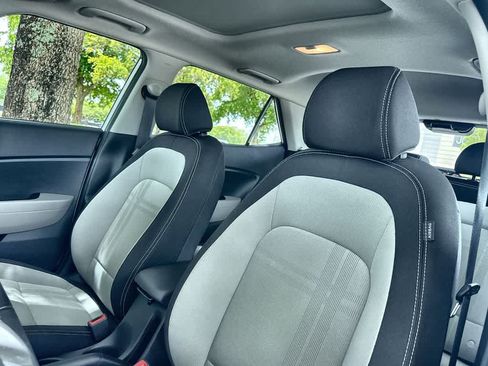 Used 2025 Hyundai Venue SEL FWD image 14