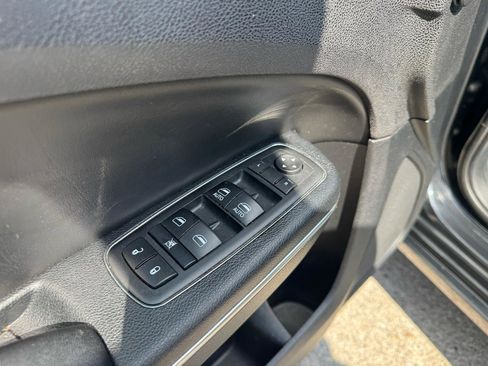 Used 2017 Chrysler 300 C w/ Safetytec Plus Group image 26