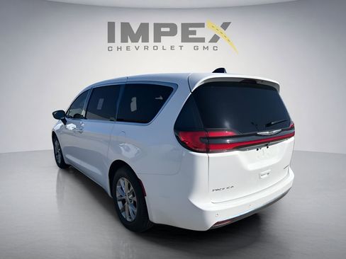Used 2026 Chrysler Pacifica Limited FWD image 2