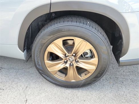 Used 2023 Toyota Highlander Bronze Edition image 6