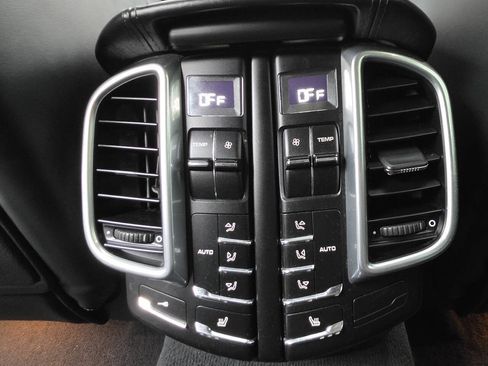 Used 2011 Porsche Cayenne Turbo AWD/4WD image 29