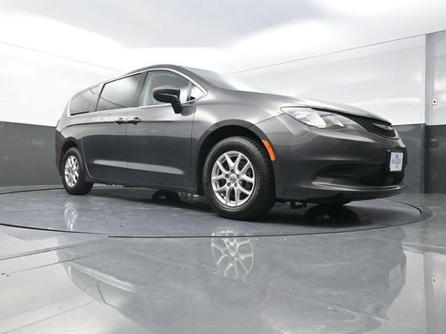 Used 2022 Chrysler Voyager LX image 22