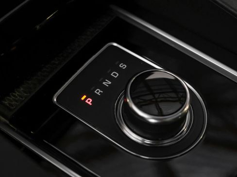 Used 2018 Jaguar F-PACE Premium image 18