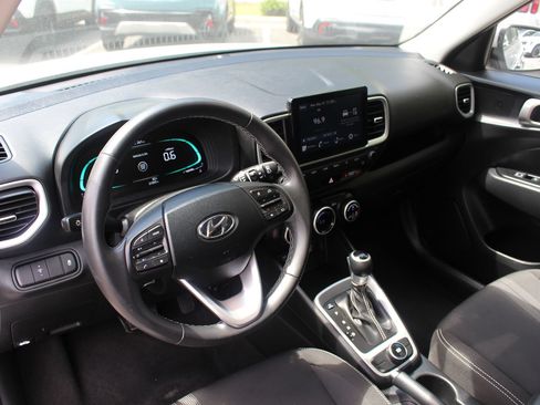 Used 2025 Hyundai Venue SEL FWD image 12