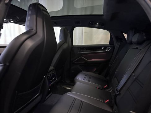 Used 2025 Porsche Cayenne Turbo image 26