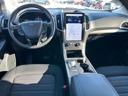 Used 2024 Ford Edge SE image 9
