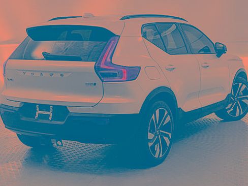 Used 2023 Volvo XC40 B5 Ultimate w/ Climate Package image 3