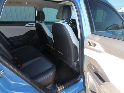 Used 2025 Volkswagen Taos SE FWD image 27