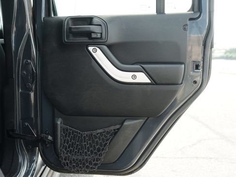 Used 2018 Jeep Wrangler Unlimited Sahara w/ Dual Top Group AWD/4WD image 31