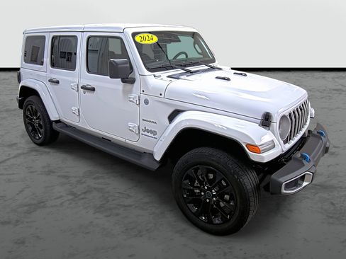 Used 2024 Jeep Wrangler Sahara w/ Technology Group image 5