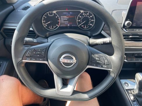 Used 2025 Nissan Altima 2.5 SV FWD image 13