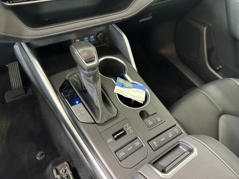 Used 2022 Toyota Highlander XLE image 19