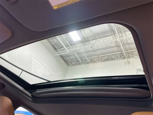 Used 2022 Toyota Avalon Limited image 32