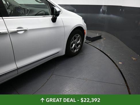 Used 2023 Chrysler Pacifica Limited FWD image 27