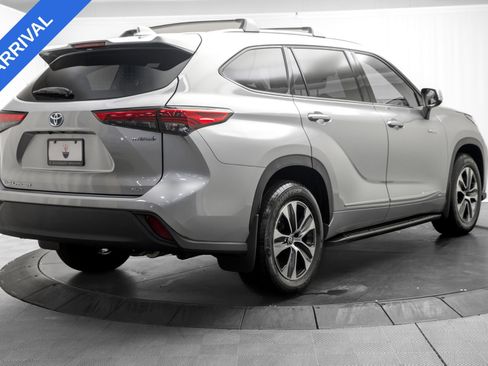 Used 2021 Toyota Highlander XLE AWD/4WD image 7