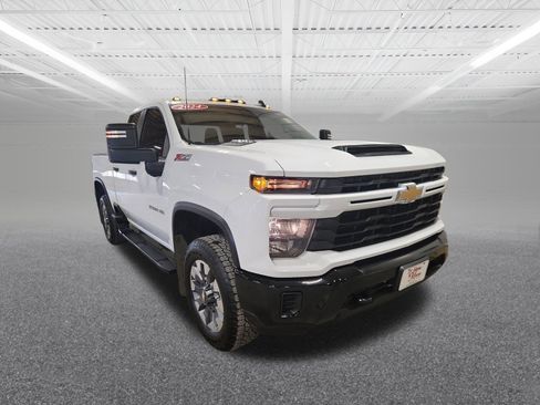 Used 2024 Chevrolet Silverado 2500 Custom w/ Custom Convenience Package image 4