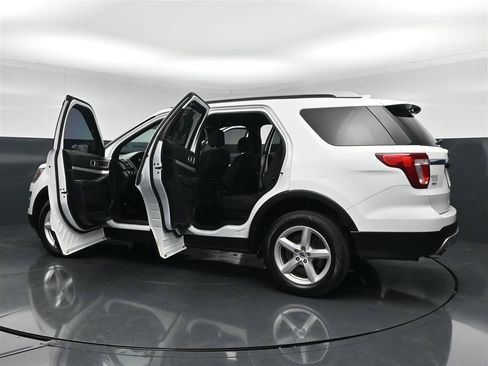 Used 2017 Ford Explorer XLT w/ Equipment Group 201A AWD/4WD image 38