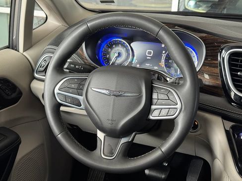 Used 2023 Chrysler Pacifica Limited FWD image 30
