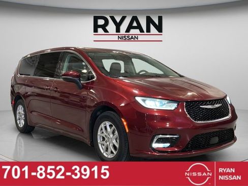 Used 2023 Chrysler Pacifica Touring-L FWD image 2