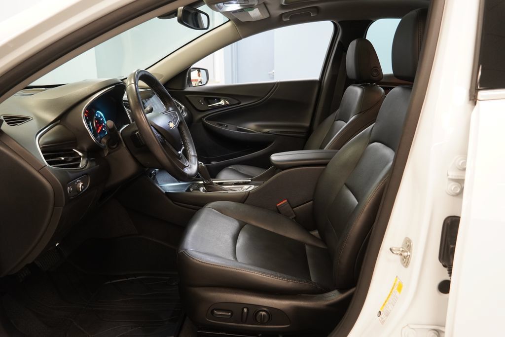 Used 2018 Chevrolet Malibu LT w/ Leather Package FWD image 6