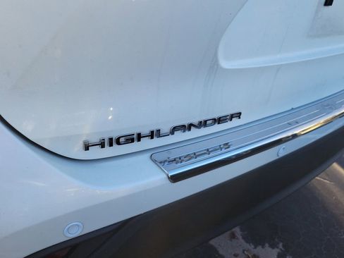 Used 2021 Toyota Highlander XLE image 14