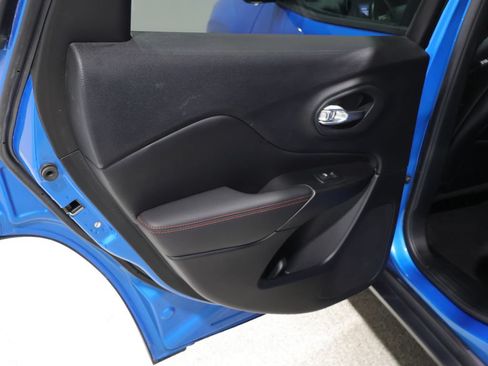 Used 2021 Jeep Cherokee Trailhawk AWD/4WD image 18