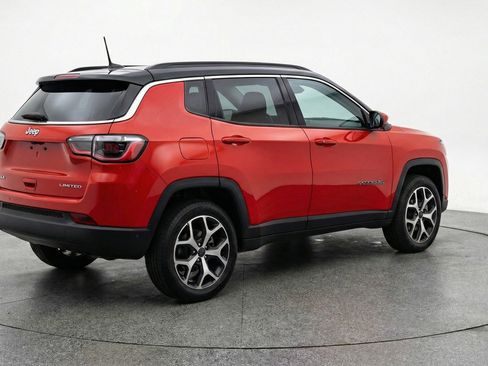 Used 2025 Jeep Compass Limited image 9