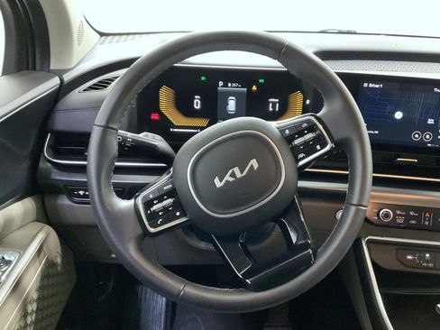 Used 2025 Kia Carnival FWD image 12
