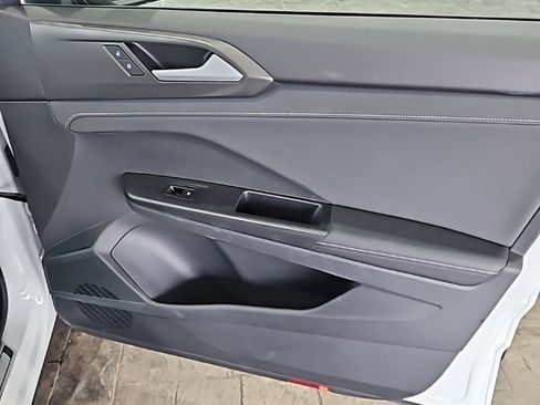 Used 2025 Volkswagen Taos SE image 11