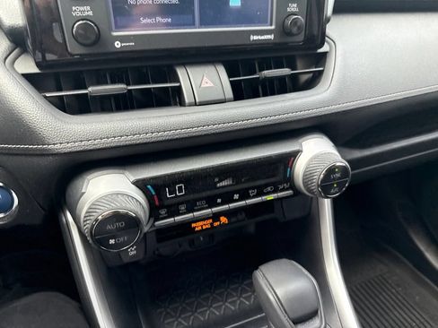 Used 2021 Toyota RAV4 XLE AWD/4WD image 21