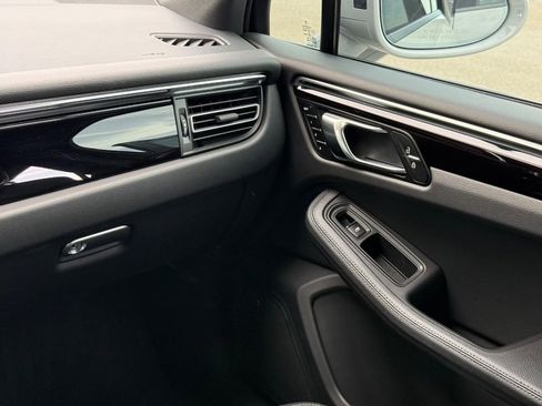 Used 2025 Porsche Macan AWD/4WD image 27