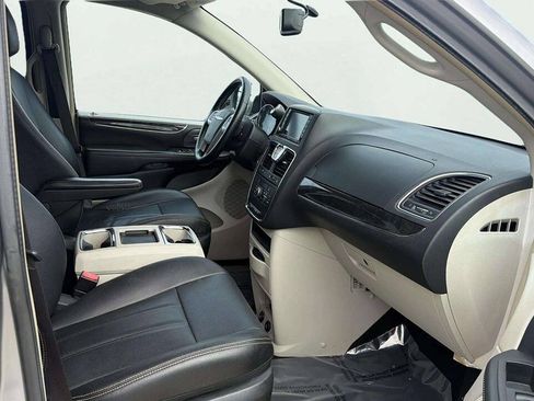 Used 2016 Chrysler Town & Country Touring w/ Driver Convenience Group FWD image 17