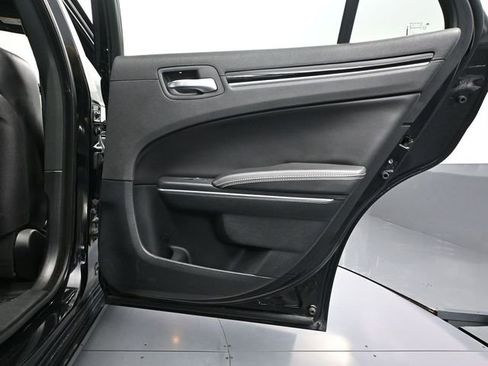 Used 2018 Chrysler 300 S image 39