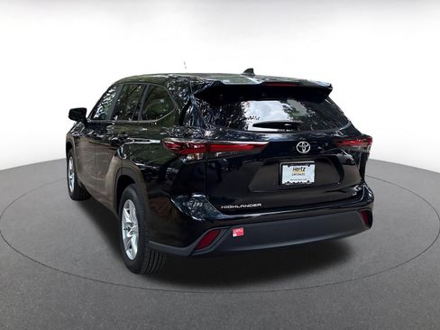 Used 2025 Toyota Highlander LE FWD image 5