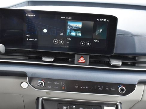 Used 2025 Kia Carnival EX image 18