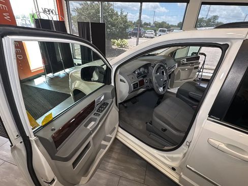 Used 2010 Chrysler Town & Country Touring FWD image 22