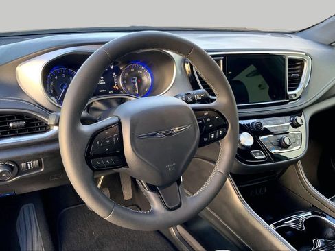 Used 2025 Chrysler Pacifica Limited FWD image 18
