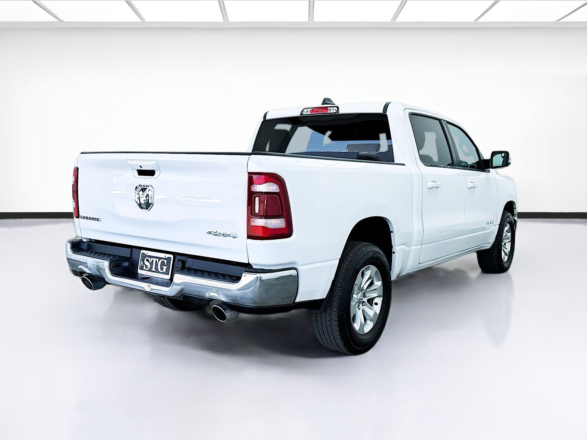Used 2024 RAM 1500 Laramie AWD/4WD image 4
