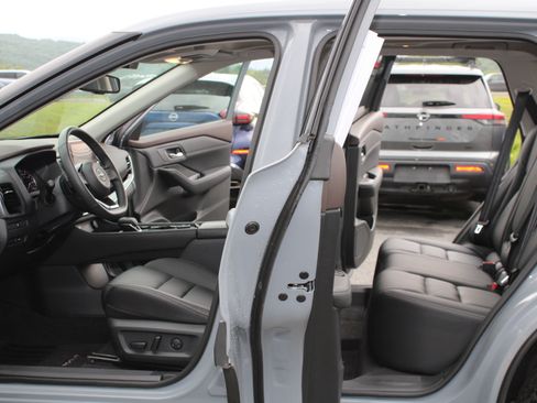 Used 2023 Nissan Rogue SL AWD/4WD image 13