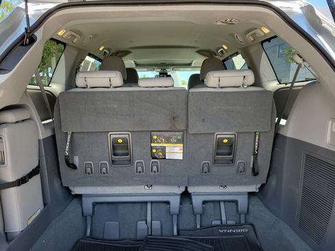 Used 2020 Toyota Sienna XLE w/ XLE Navigation Package FWD image 13