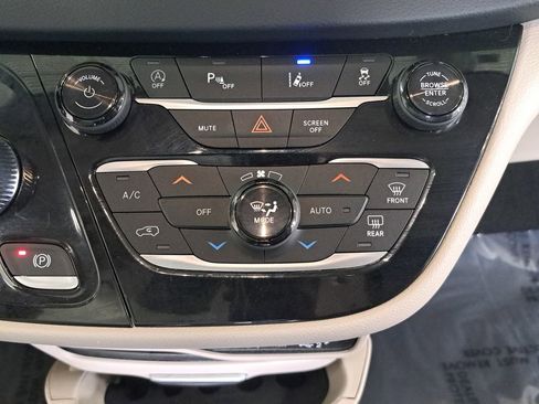 Certified 2024 Chrysler Pacifica Touring-L image 25