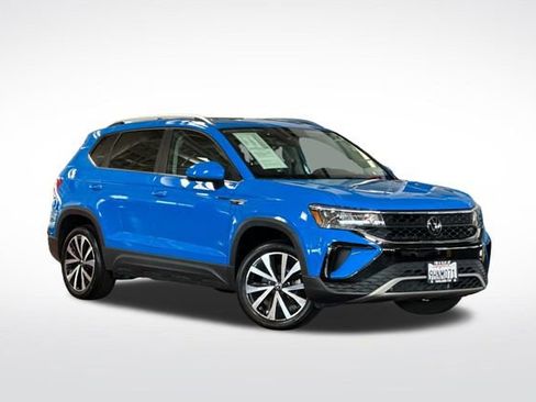 Certified 2023 Volkswagen Taos SE w/ Panoramic Sunroof Package FWD image 2