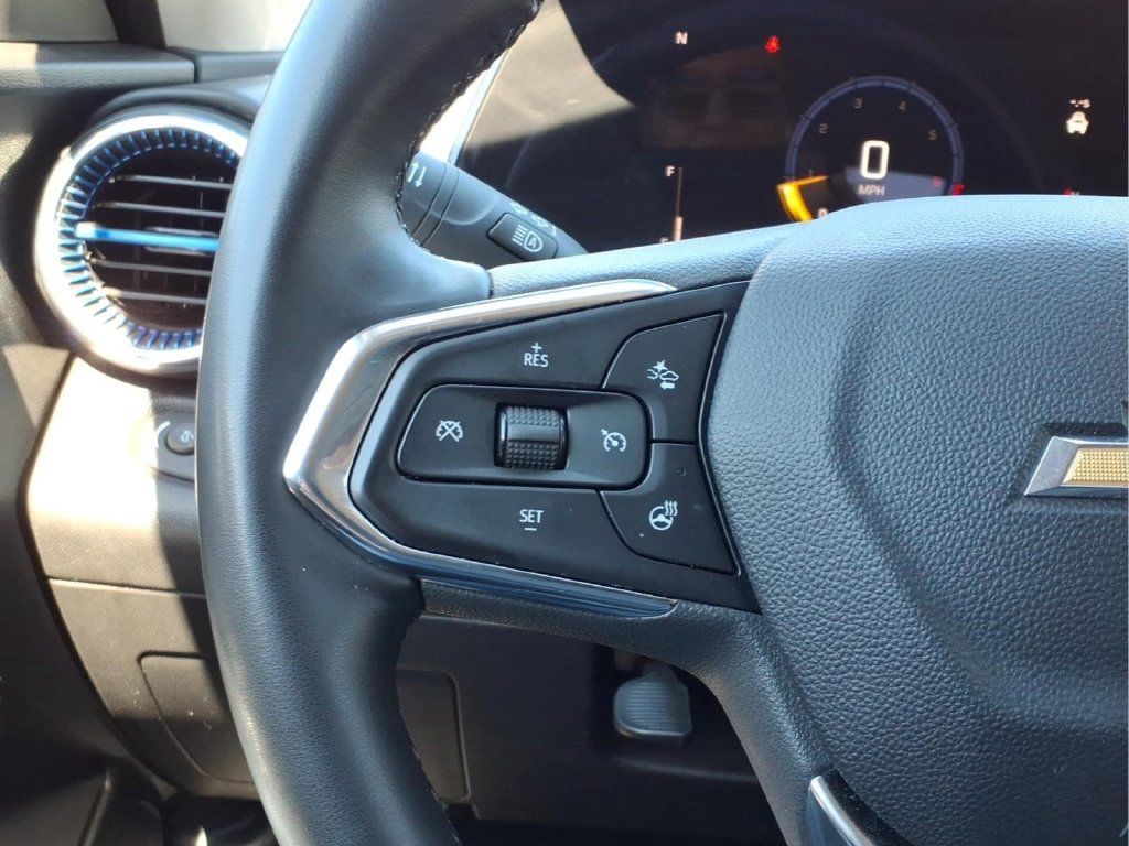 Used 2025 Chevrolet Trax LT w/ LT Convenience Package FWD image 12