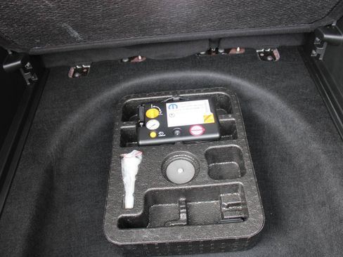 Used 2023 Jeep Compass High Altitude AWD/4WD image 28