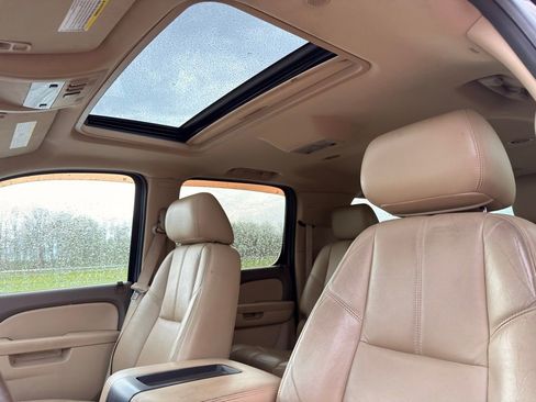 Used 2011 Chevrolet Suburban LT w/ Luxury Package AWD/4WD image 19