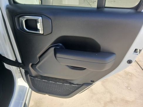 Used 2024 Jeep Gladiator Mojave AWD/4WD image 19